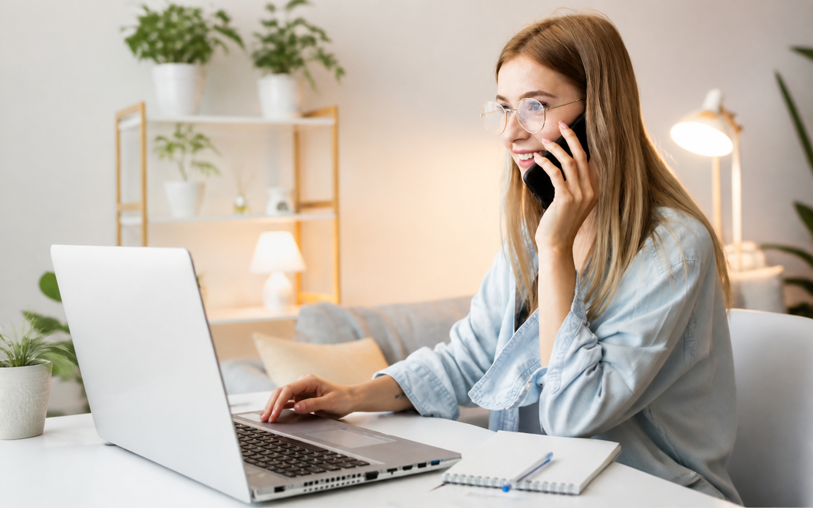 HR asszisztens telefonos jelöltinterjú közben